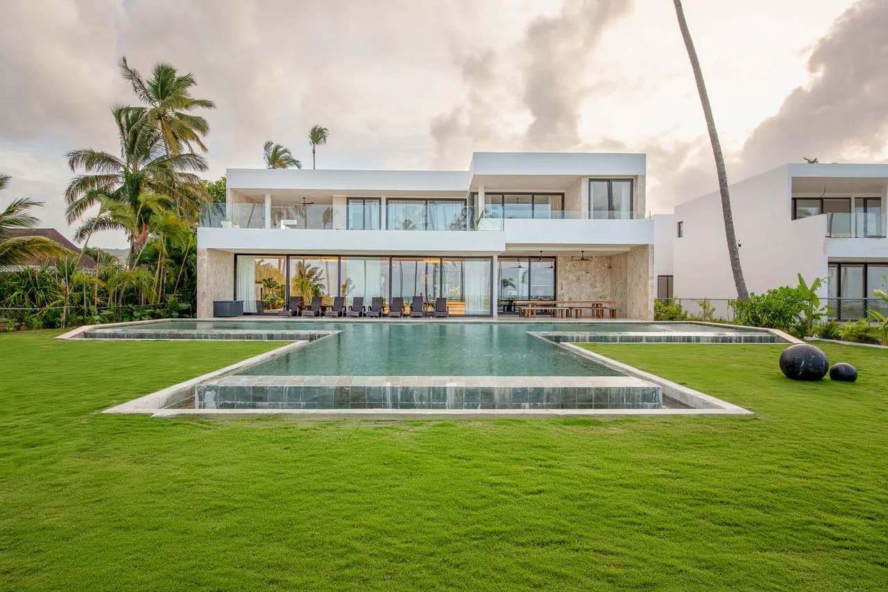Beachfront Seven Bedroom Villa in Samana photo 2
