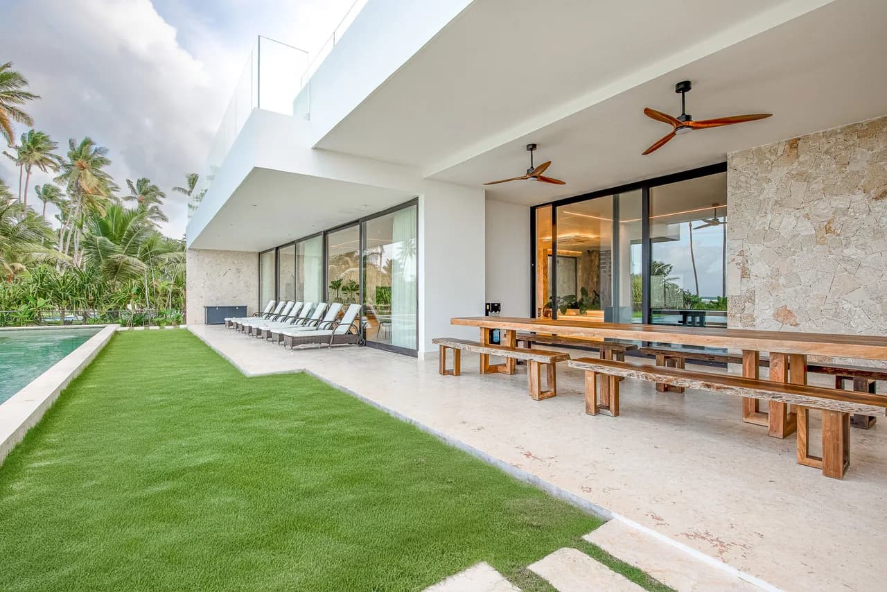 Beachfront Seven Bedroom Villa in Samana photo 3