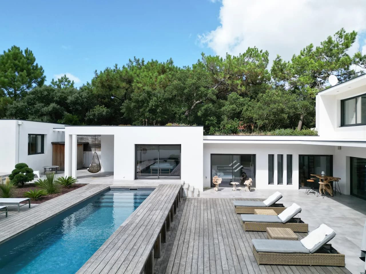 Beachfront Four-Bedroom Villa with Sauna and Pool photo 4