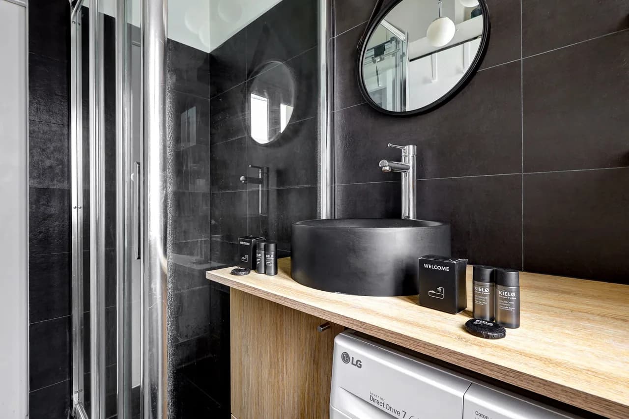 Chic One Bedroom Retreat in Central Paris photo 2