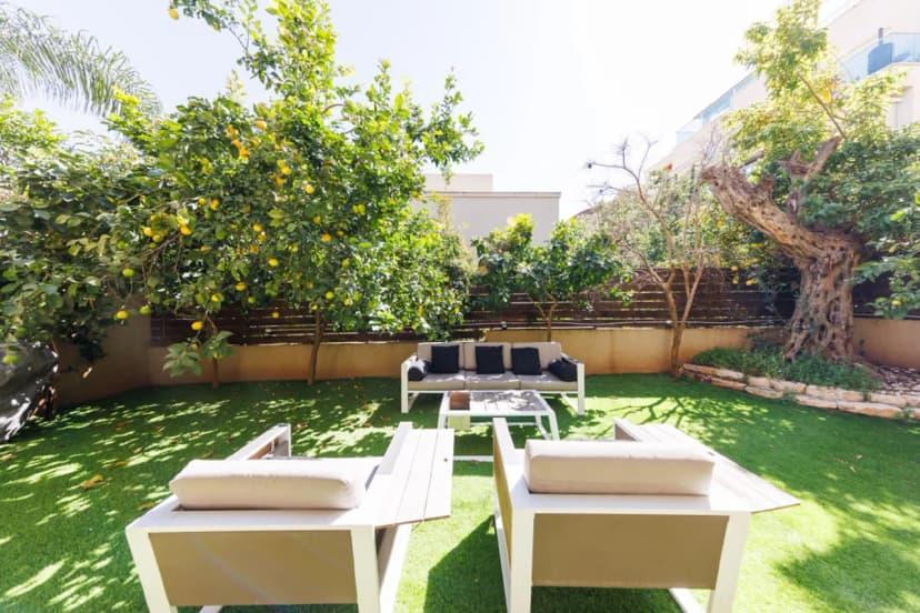 Spacious 4-bedroom Home With Lush Of Green Outdoor