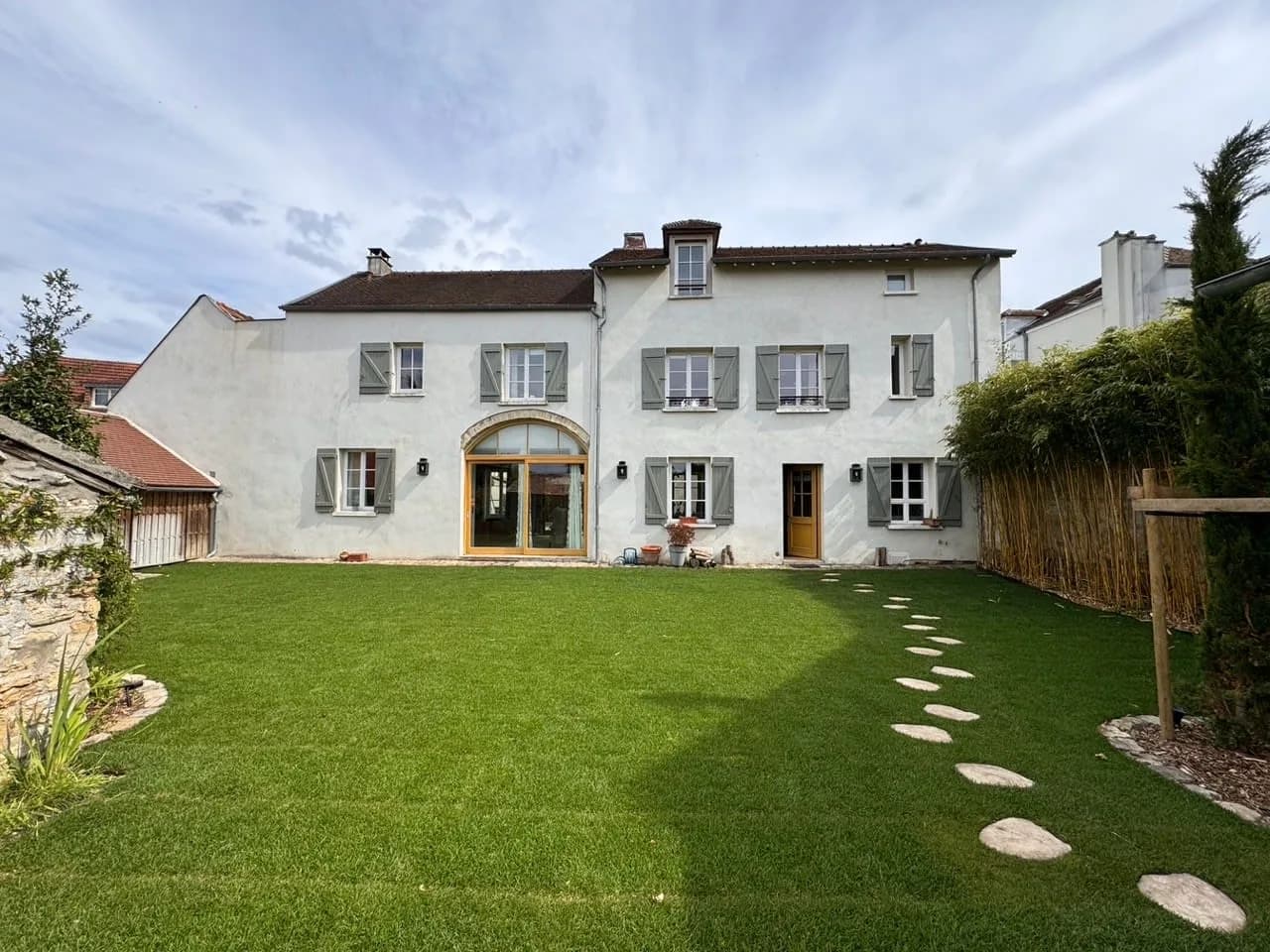 D’Artagnan's Hideaway: Enchanting Farmhouse with Modern Amenities
