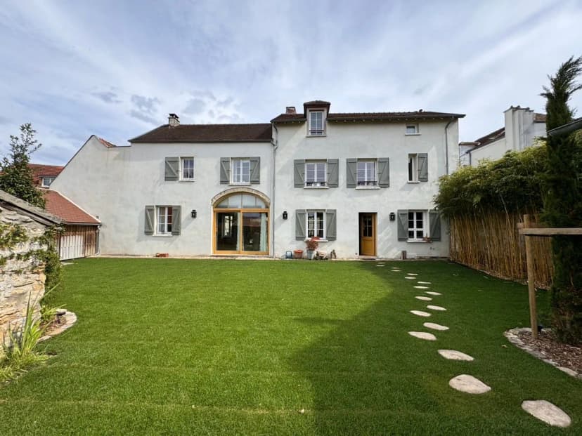 D’Artagnan's Hideaway: Enchanting Farmhouse with Modern Amenities