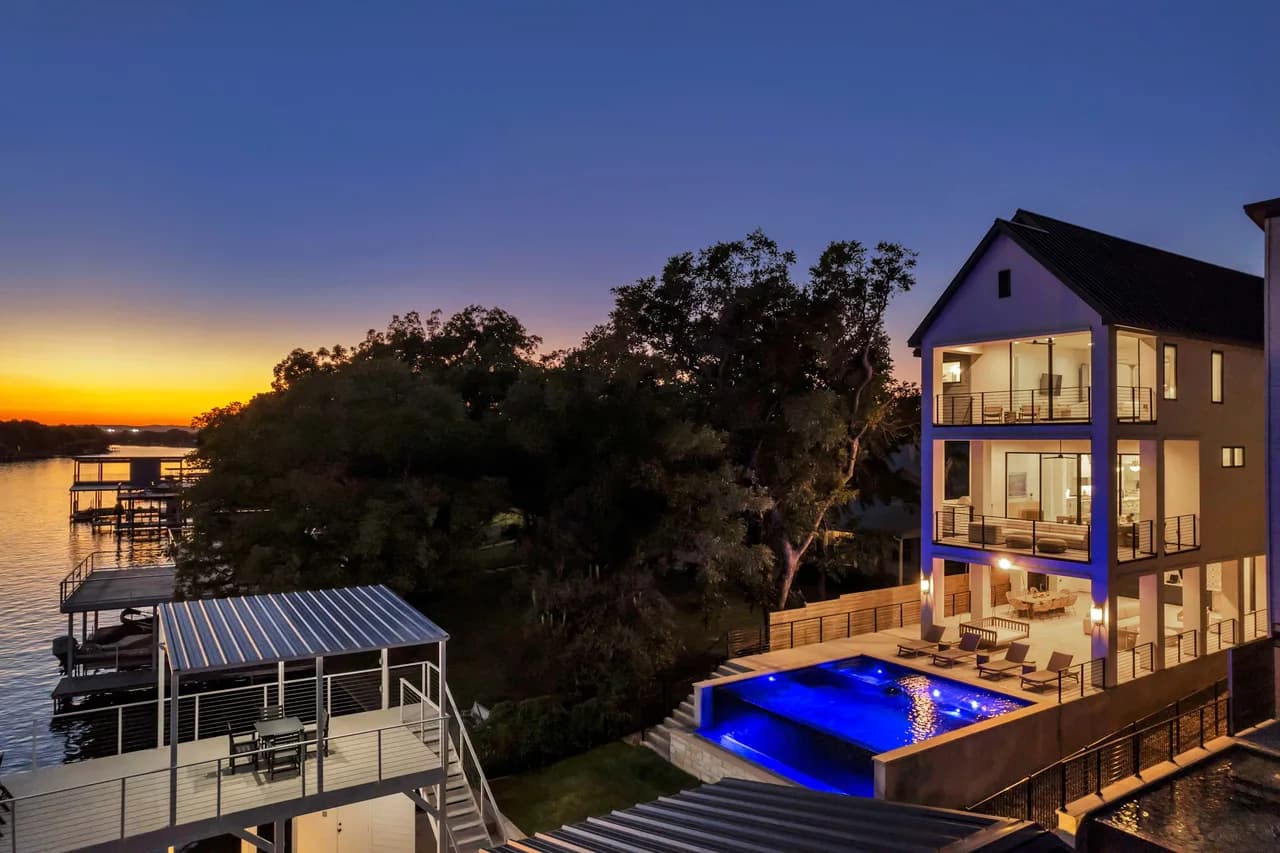 Lakeside Luxury Retreat in Kingsland Texas