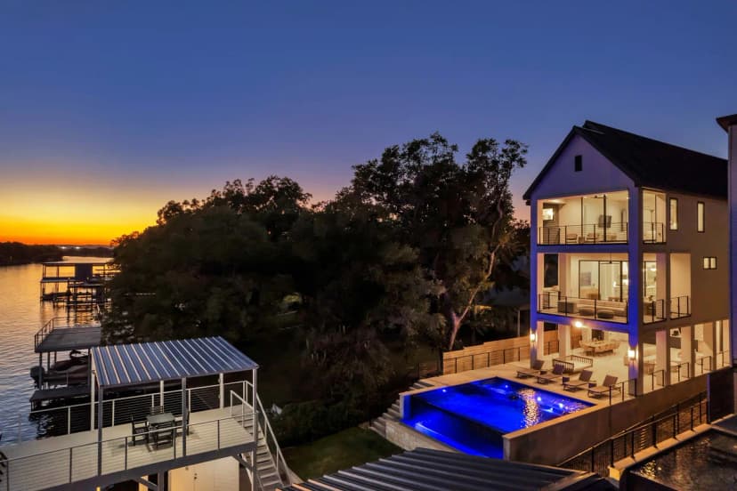 Spacious Waterfront Retreat in Austin