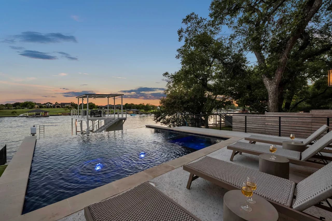 Lakeside Luxury Retreat in Kingsland Texas photo 3