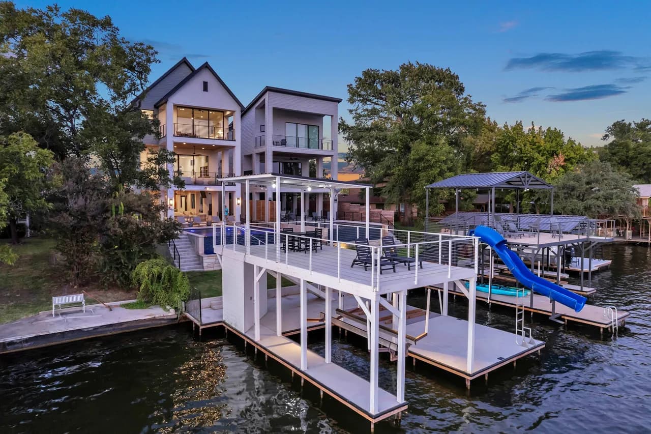 Lakeside Luxury Retreat in Kingsland Texas photo 4