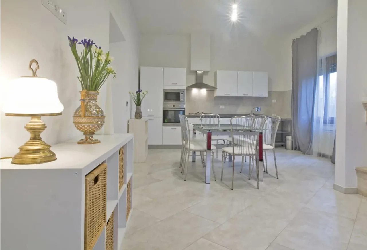 Stunning Italian Villa With Great Mountain Views photo 3