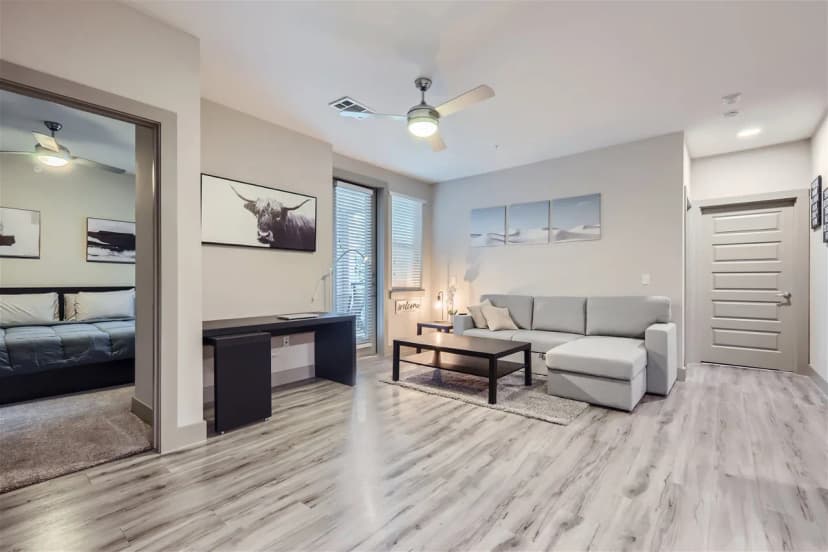 Scenic Austin Apartment King Beds & Balcony