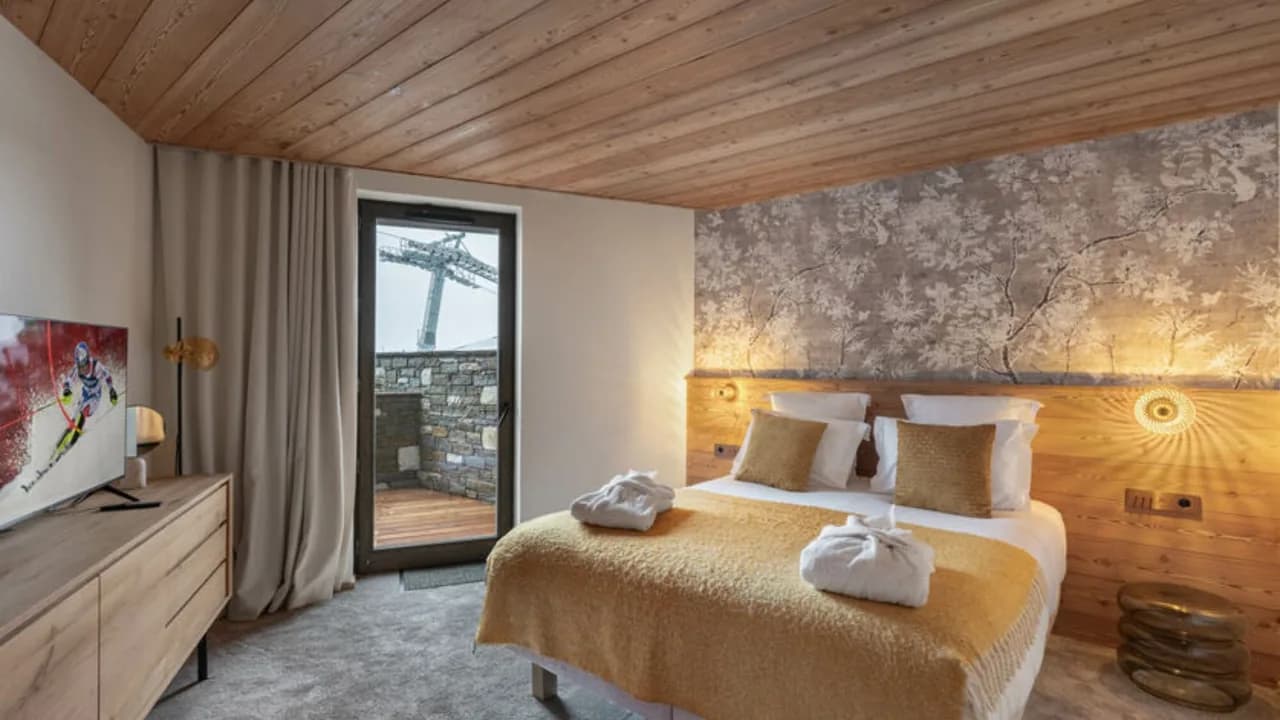 Contemporary Ski Retreat With Fireplace photo 2
