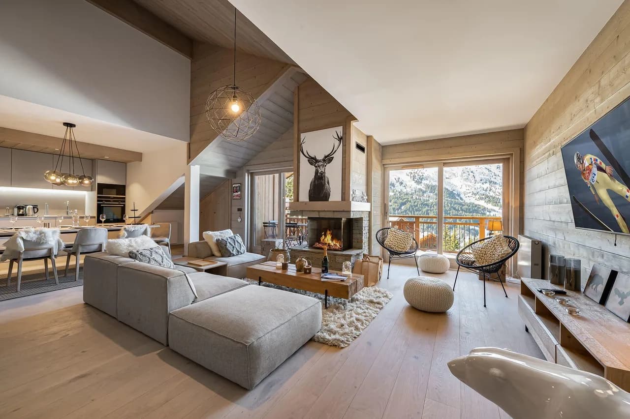 Elegant Alpine Retreat:Modern Design, Scenic View