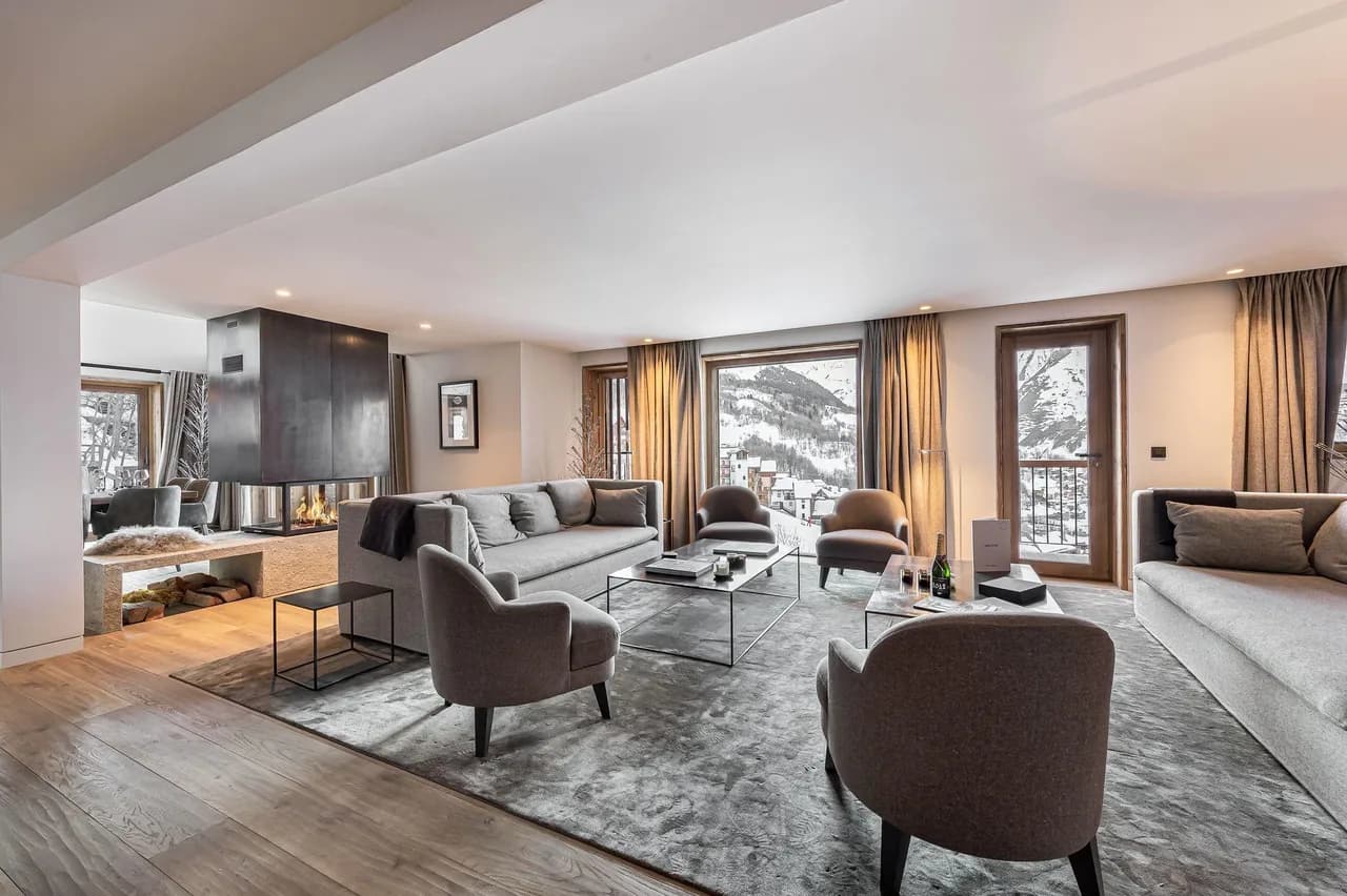 Luxurious Chalet With Ski-in/ski-out Access photo 2