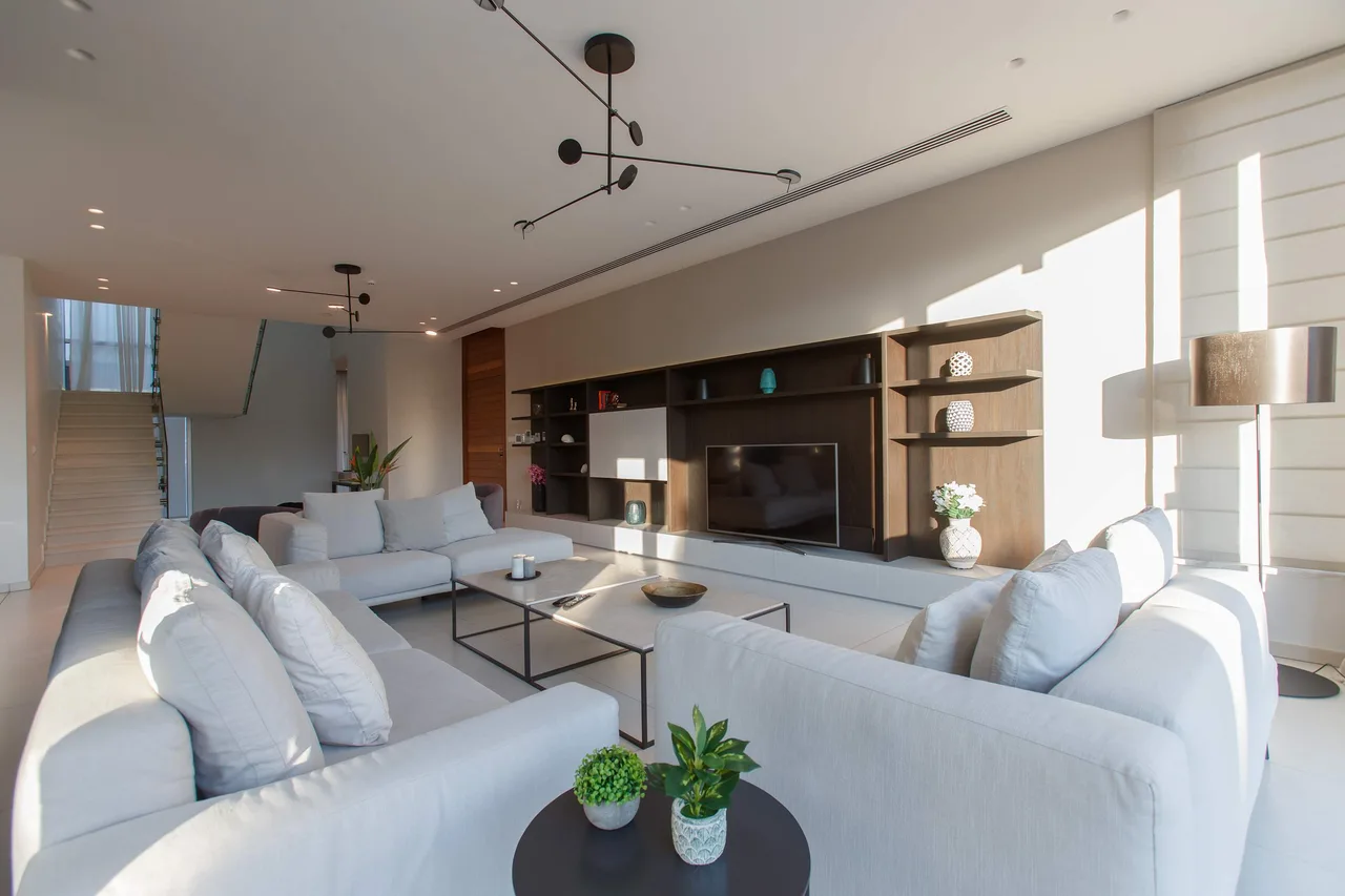 Elegant Seafront Retreat With Two Pools photo 2