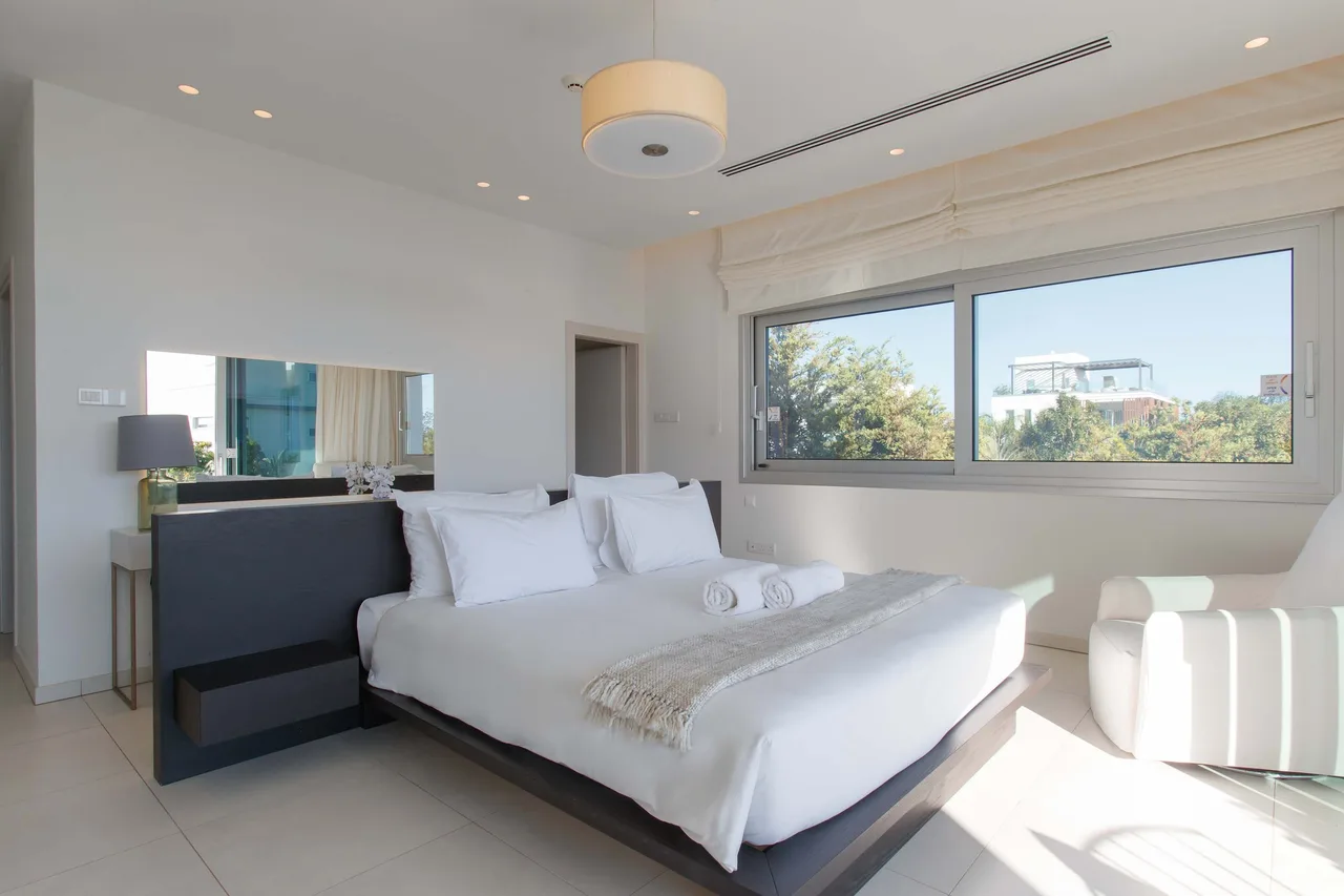 Elegant Seafront Retreat With Two Pools photo 3