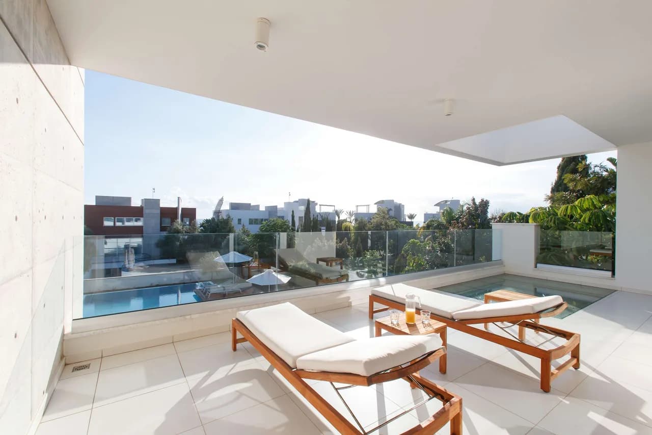 Elegant Seafront Retreat With Two Pools photo 4