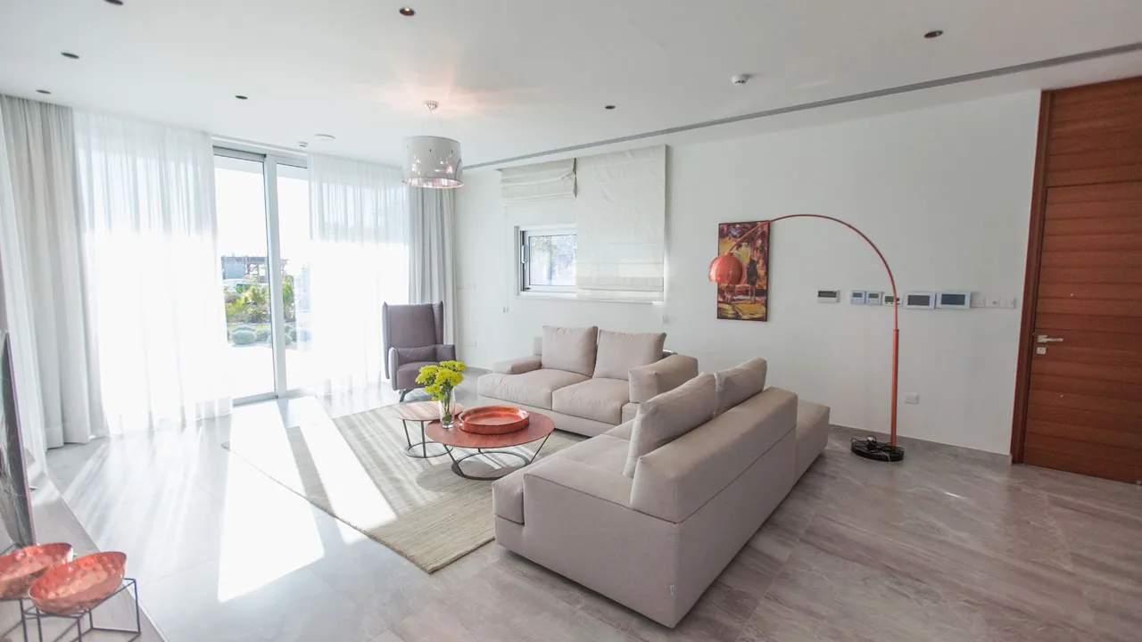 Tranquil Seafront Villa Near Vibrant Town photo 2
