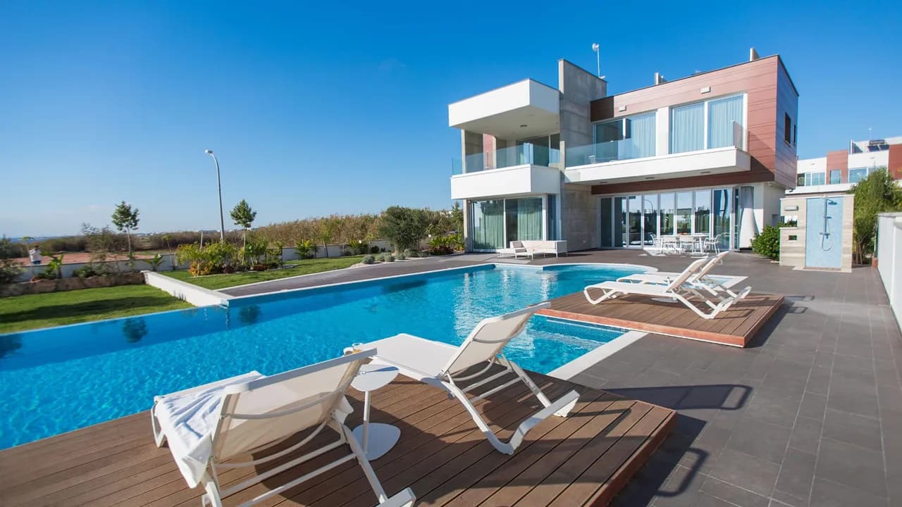Tranquil Seafront Villa Near Vibrant Town photo 4