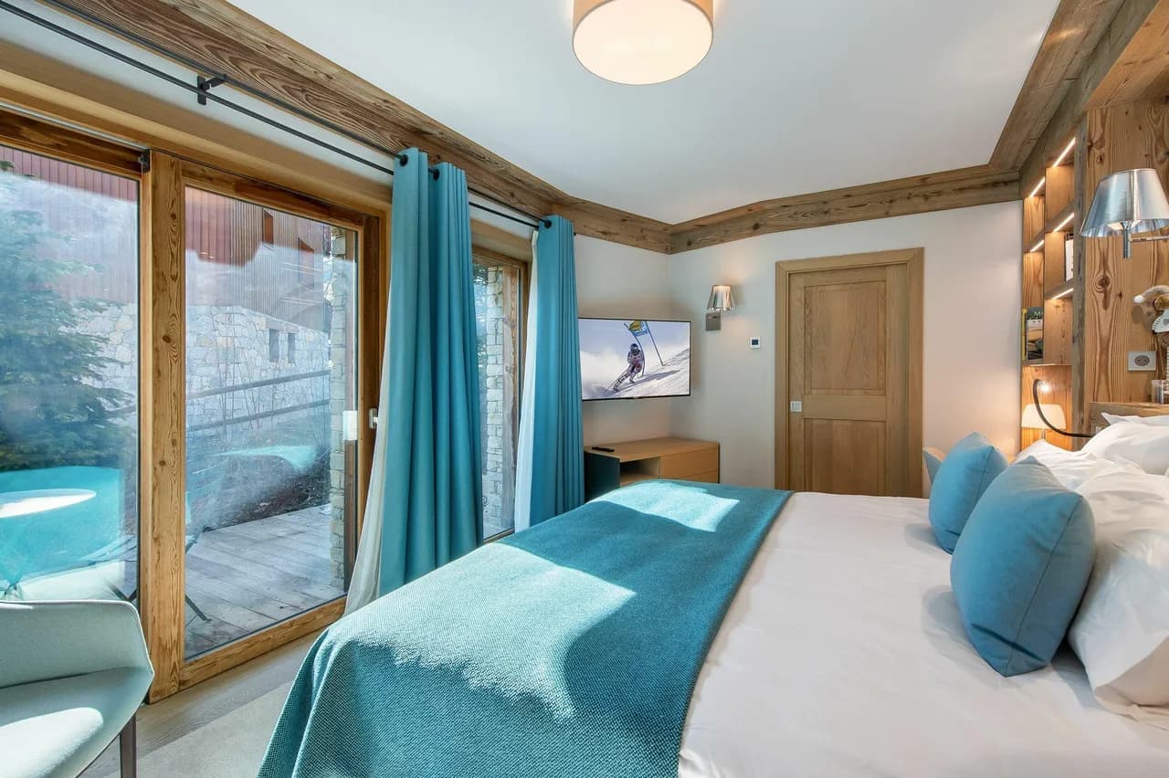 Luxury Chalet Retreat In Authentic Méribel Valley photo 3