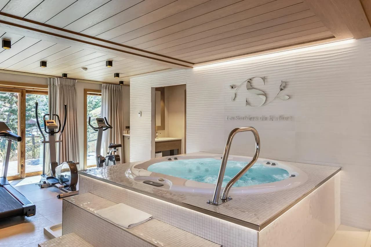 Luxury Chalet Retreat In Authentic Méribel Valley photo 4