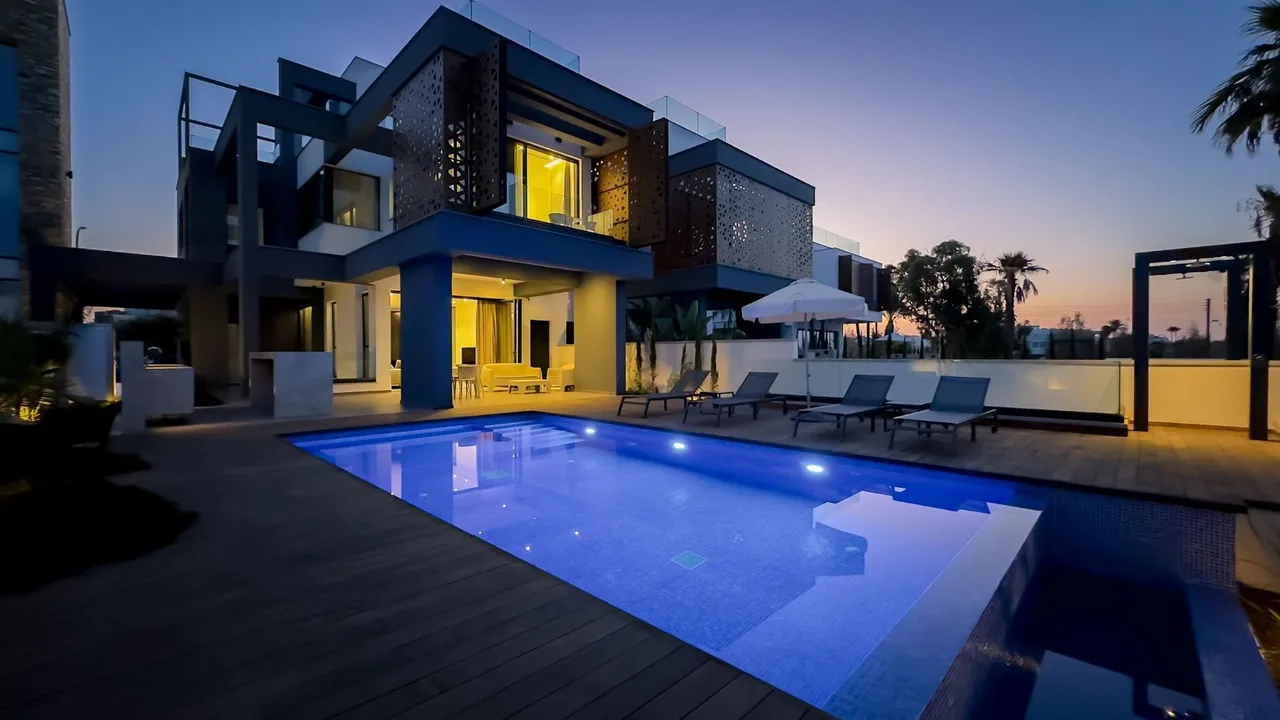 Elegant Villa Steps From Sandy Beach photo 5