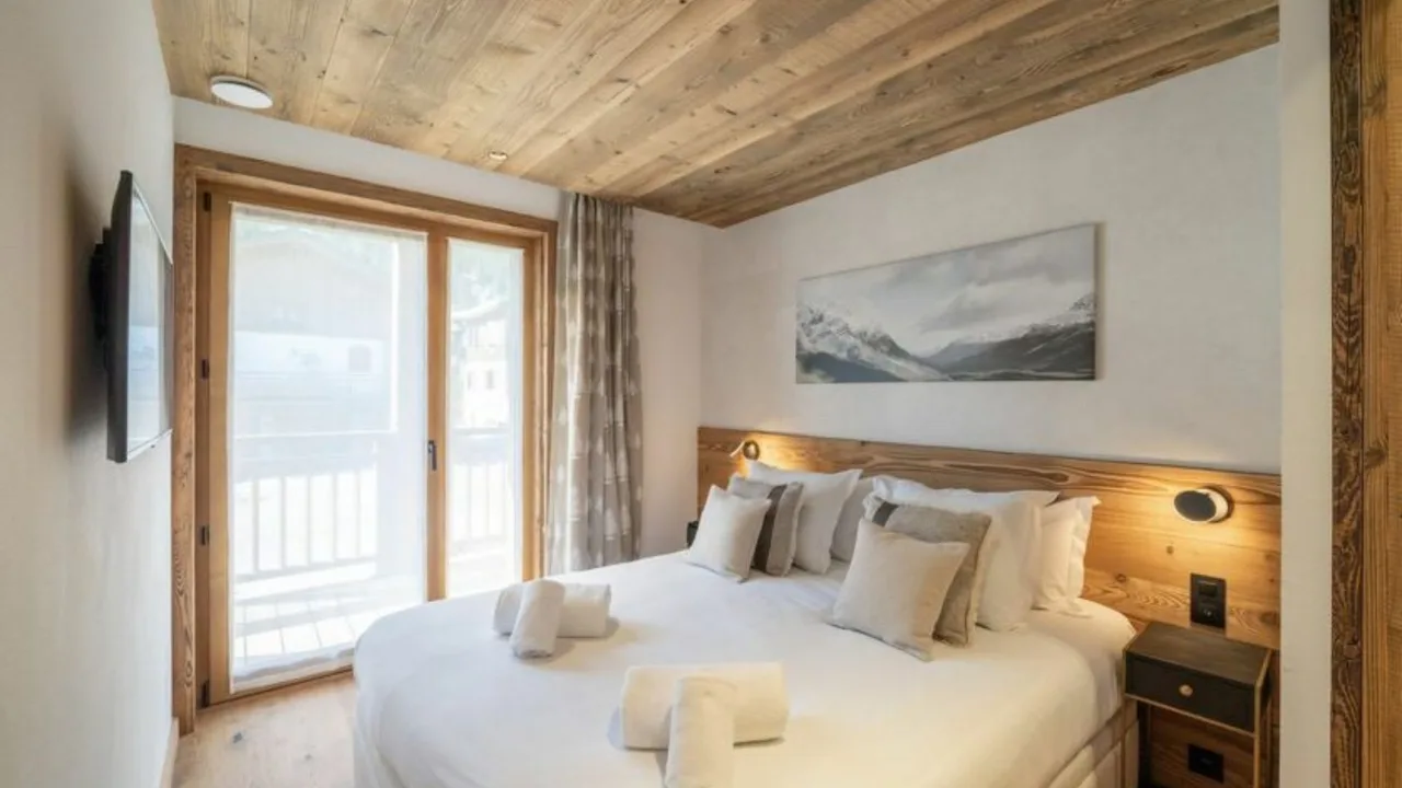 Luxurious Getaway With Wellness Features Included photo 2