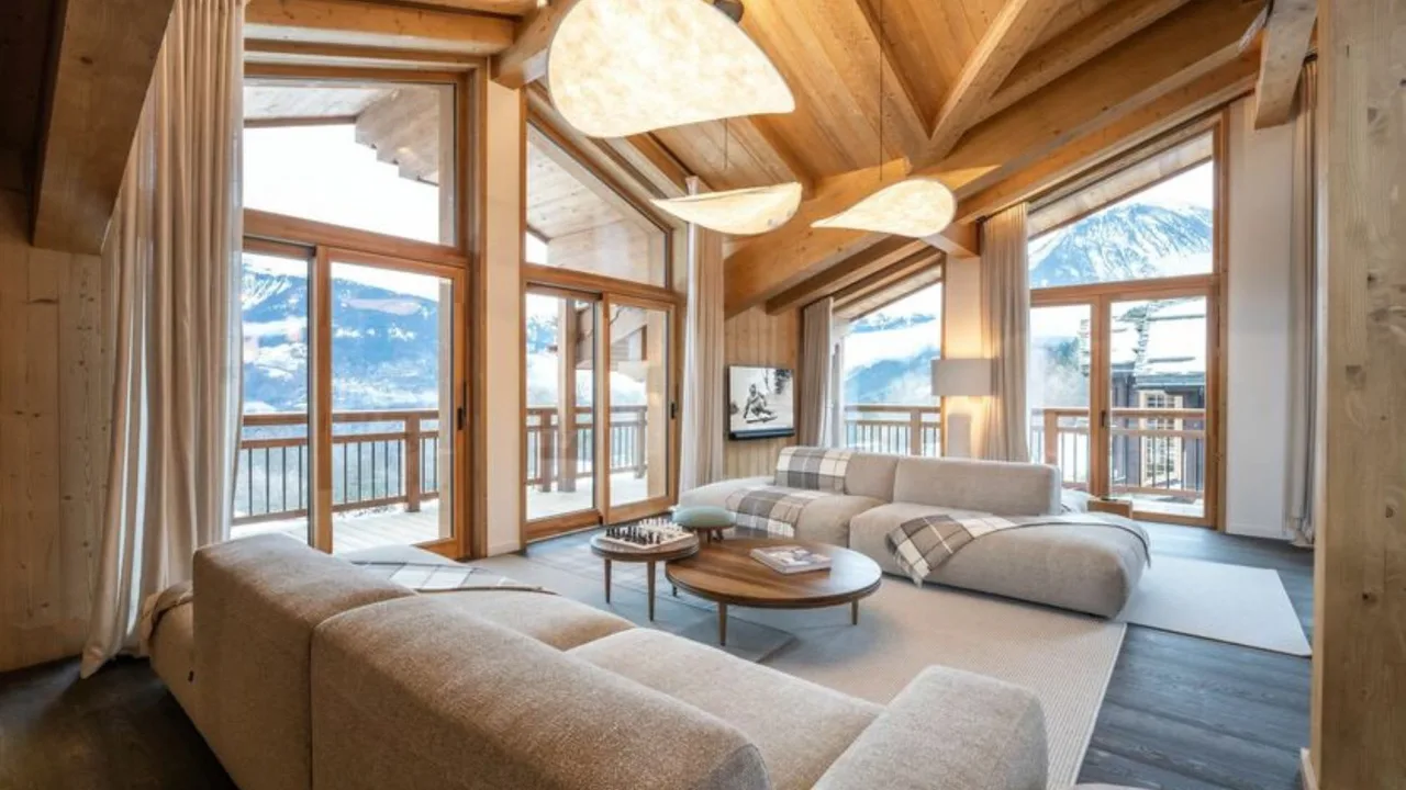 Luxury Retreat With Stunning Valley Scenery photo 2