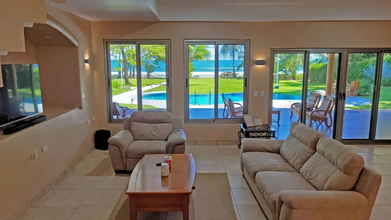 Beachfront Villa With Endless Ocean Views photo 3
