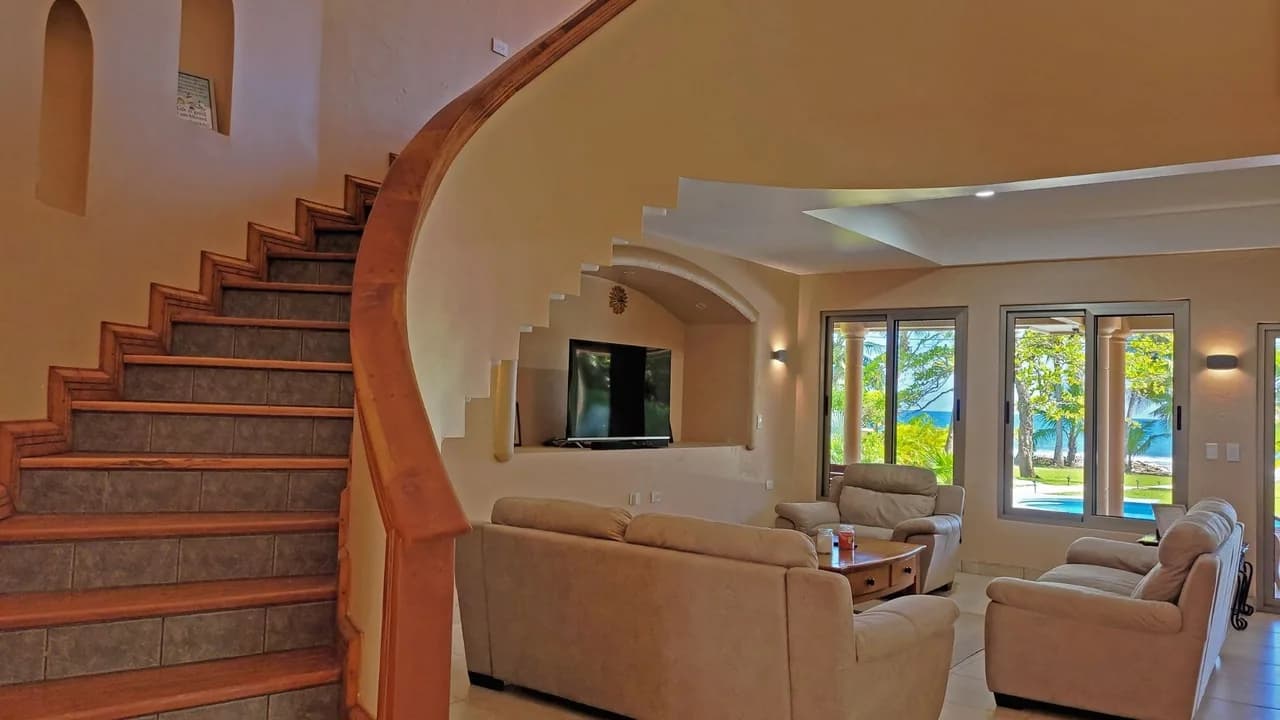 Beachfront Villa With Endless Ocean Views photo 5