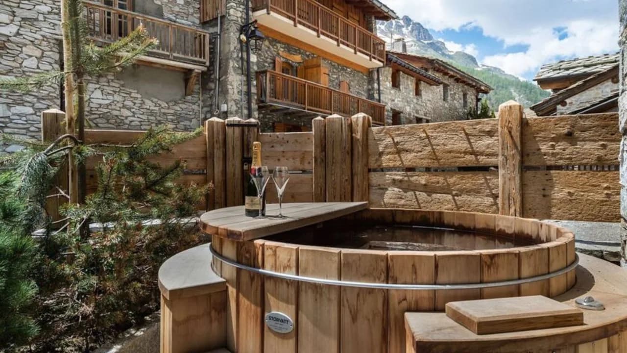 Lavish 4BR Apartment With Stunning Decor photo 3