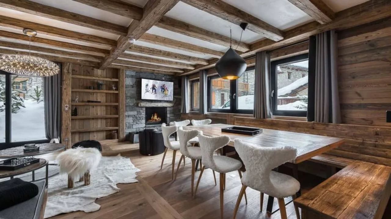 Lavish 4BR Apartment With Stunning Decor photo 4
