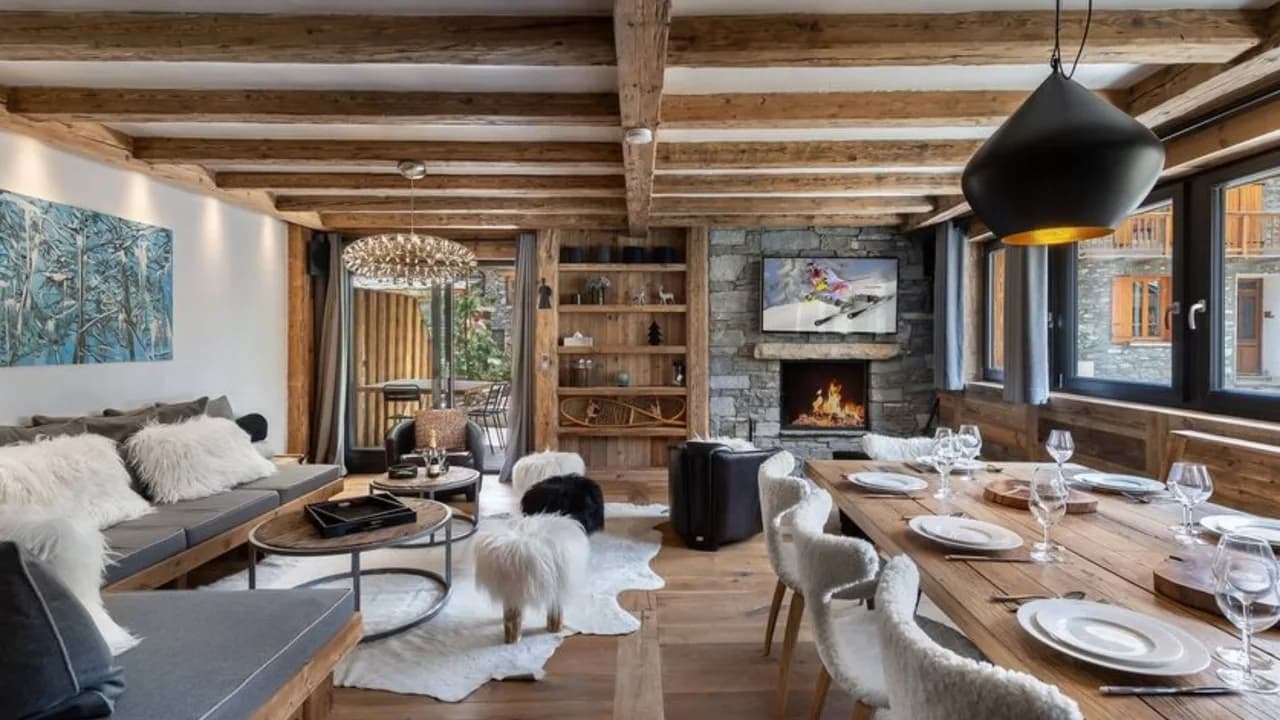 Lavish 4BR Apartment With Stunning Decor photo 5