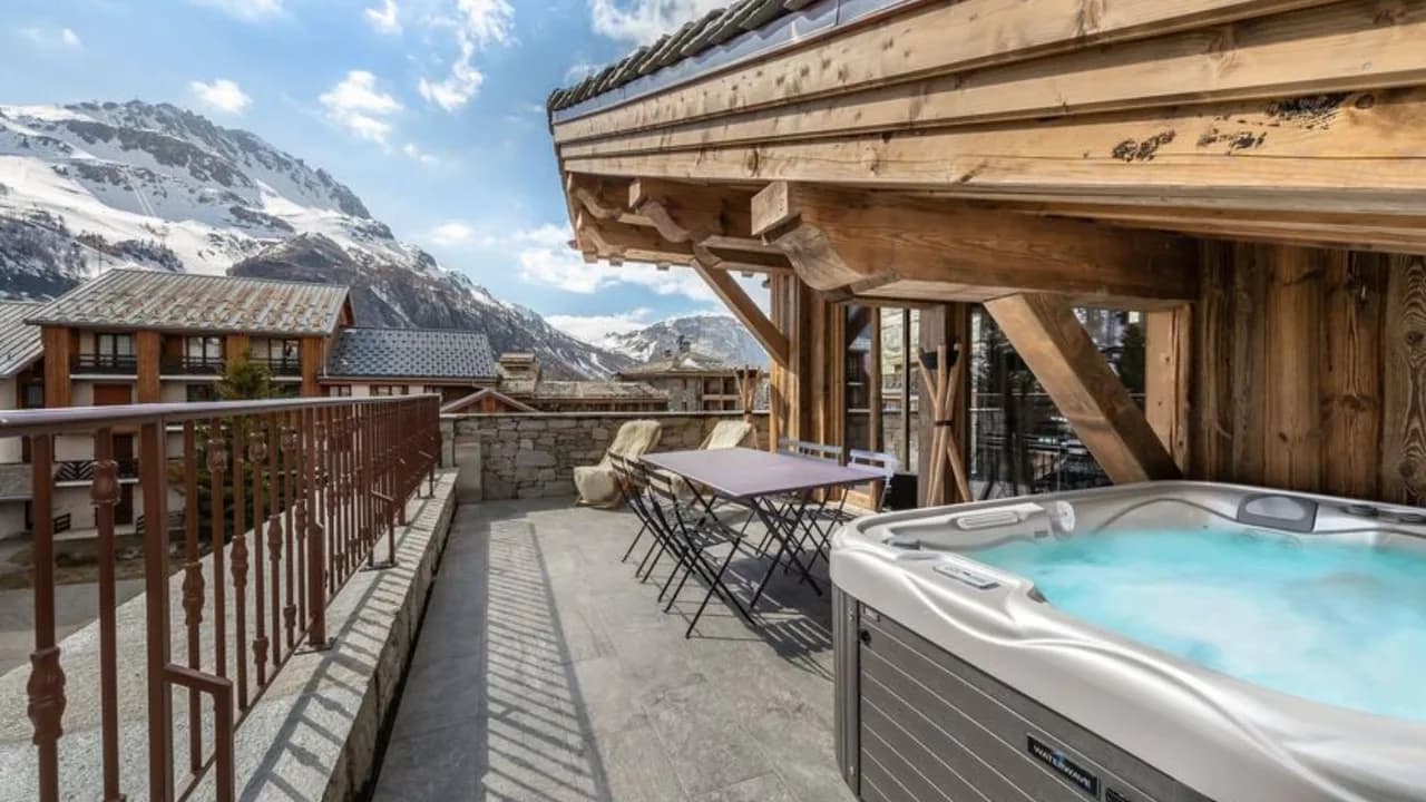 Exquisite Mountain Getaway With Jacuzzi photo 3