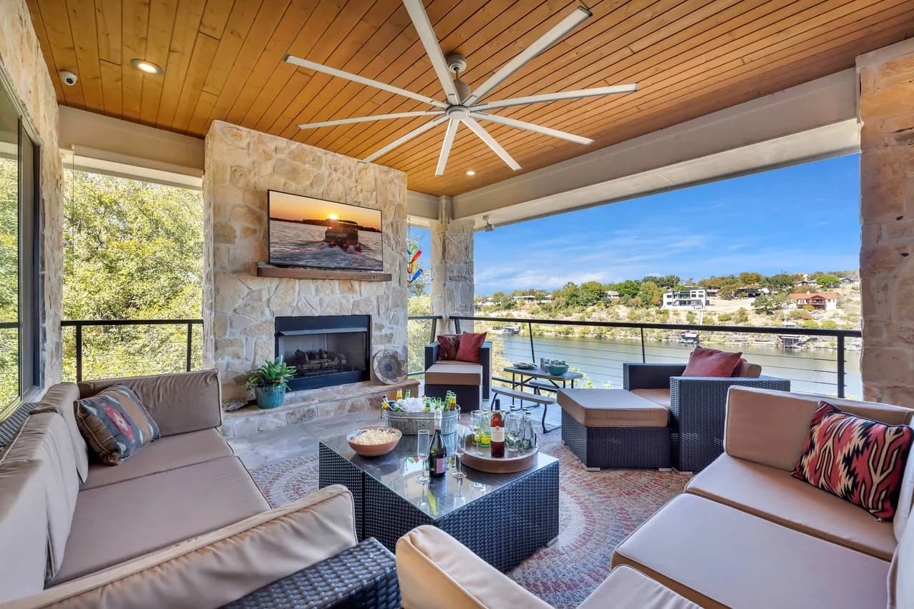 Lakefront Six Bedroom Villa in Marble Falls photo 2