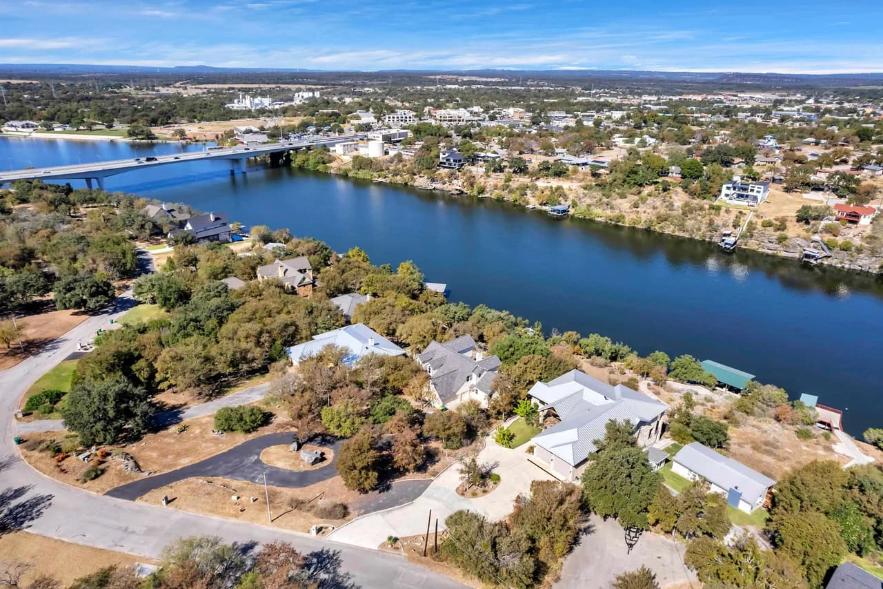 Lakefront Six Bedroom Villa in Marble Falls photo 4