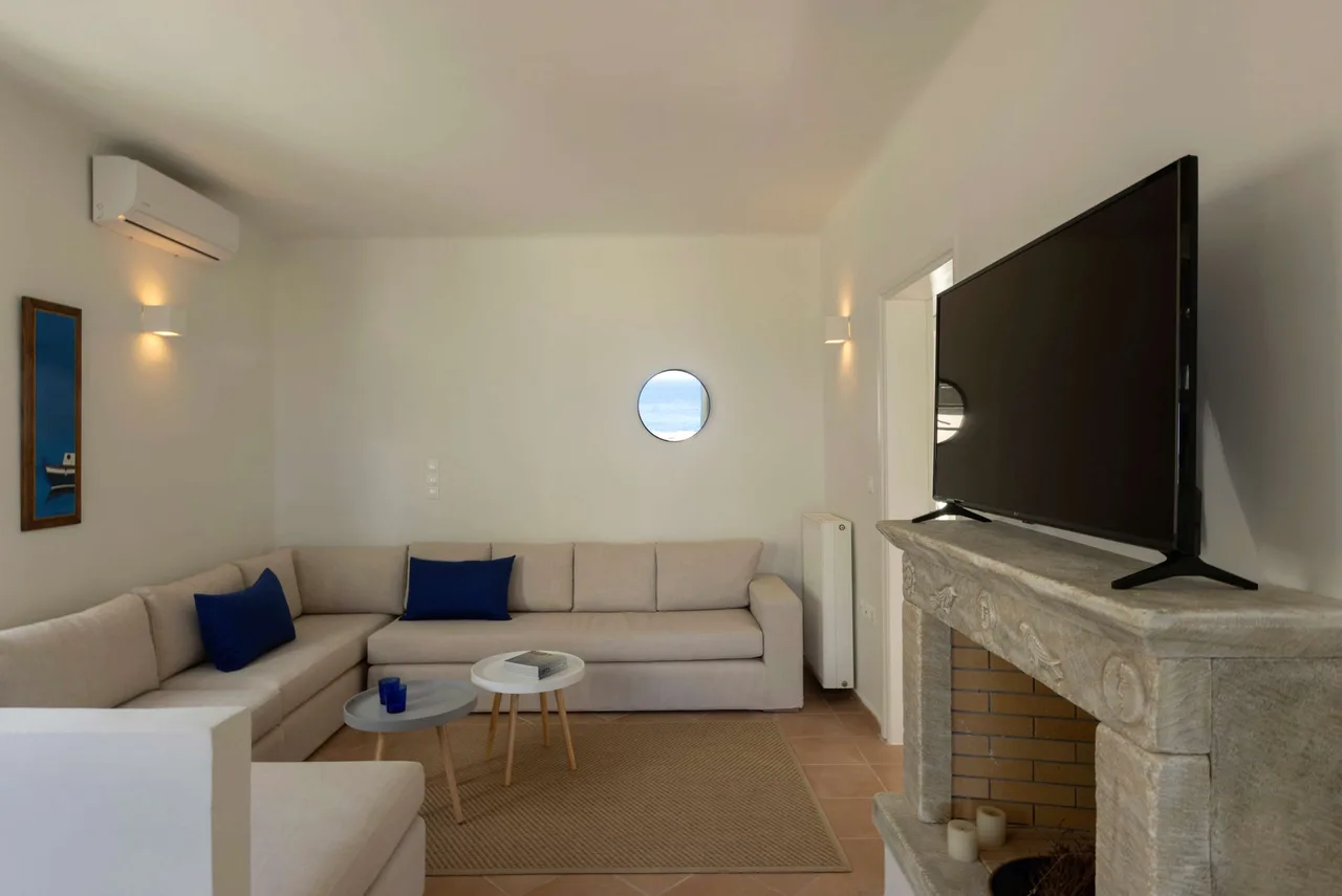 Elegant Villa Offering Unmatched Beachfront Views photo 2