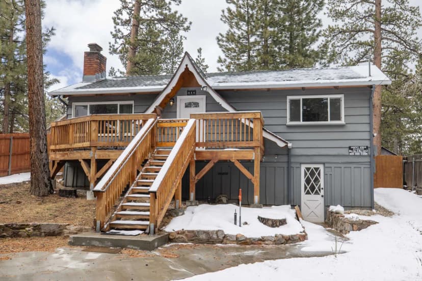 Chic Cabin Retreat with Hot Tub Big Bear