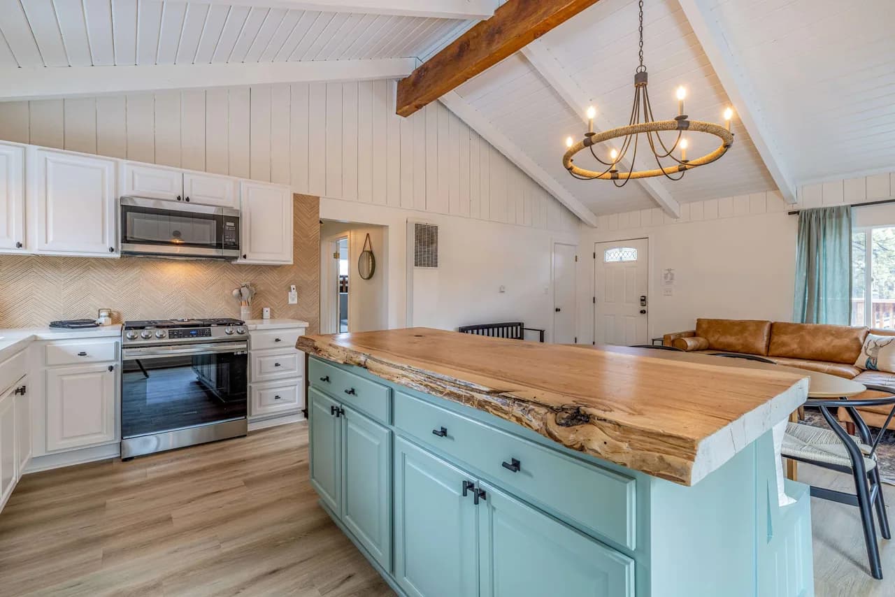 Chic Cabin Retreat with Hot Tub in Big Bear, California photo 4