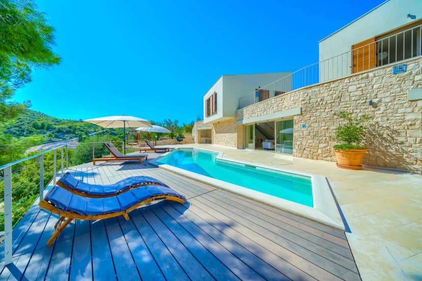 Villa With Sundeck and Alfresco Dining