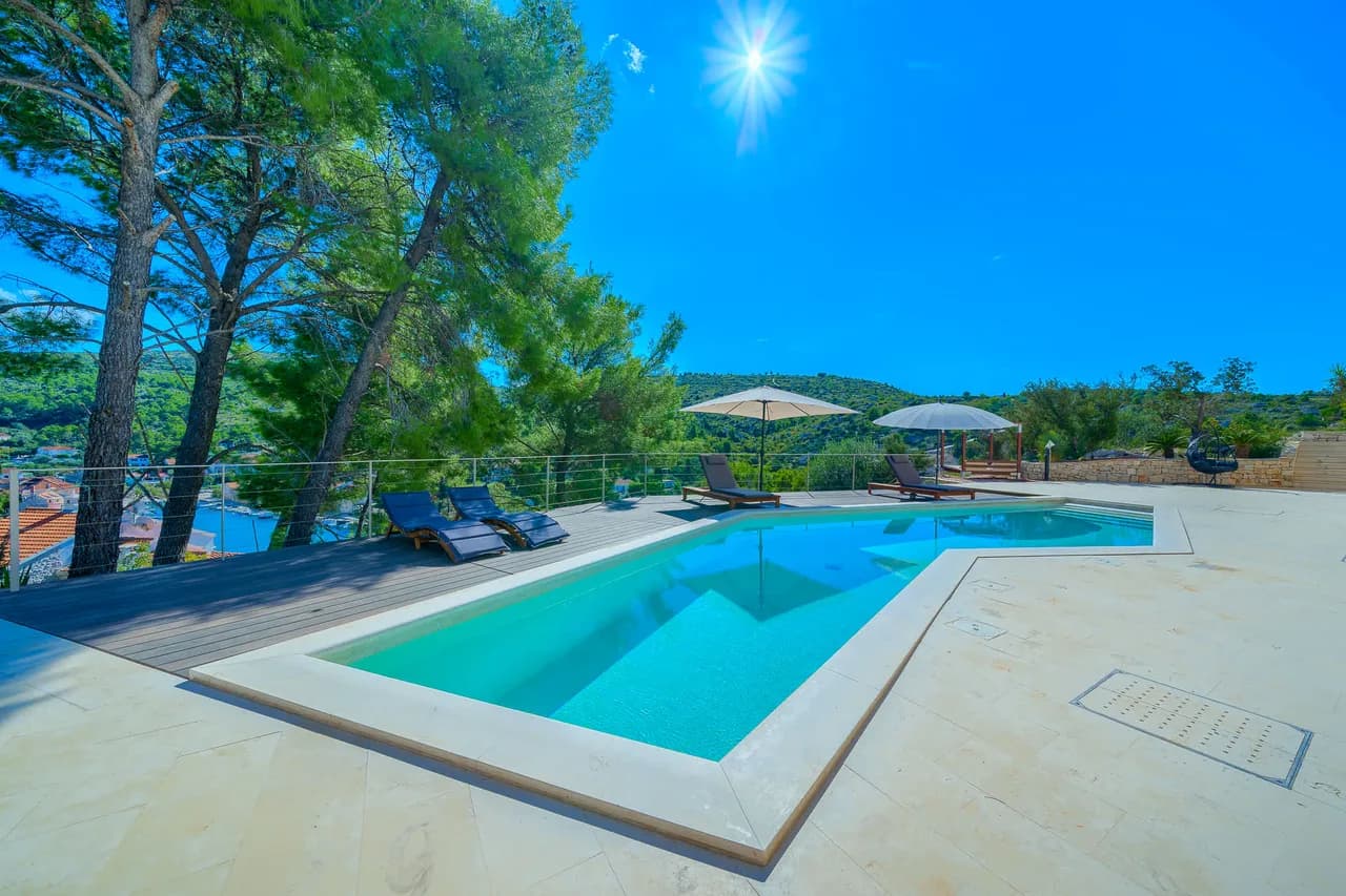 Villa With Sundeck and Alfresco Dining photo 4