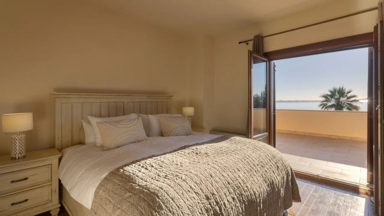 Airy Retreat Near Beach and Islands photo 3