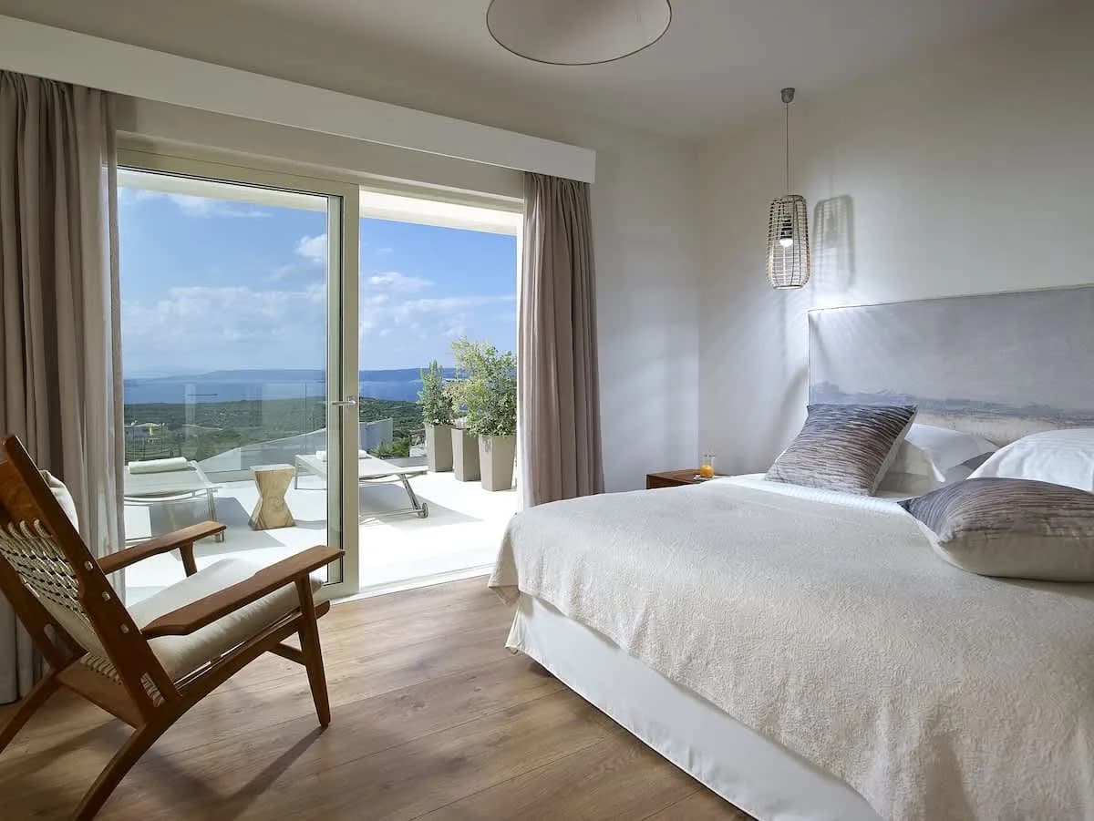 Stylish Retreat Surrounded by Natural Beauty photo 3