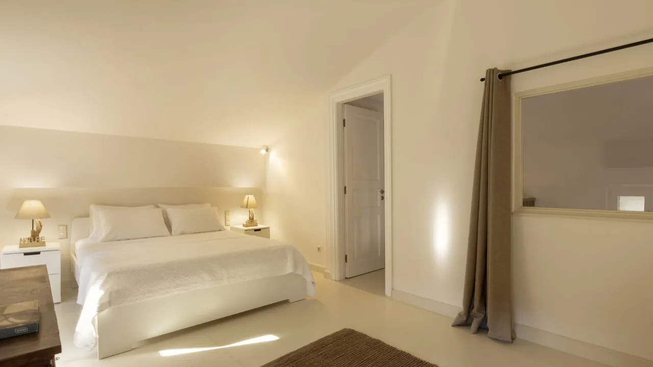 Picturesque Villa With Private Beach Path photo 2