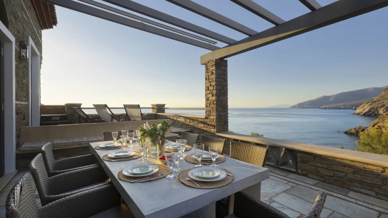 Picturesque Villa With Private Beach Path photo 3