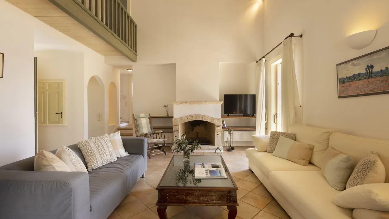 Picturesque Villa With Private Beach Path photo 4