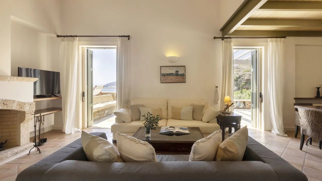 Picturesque Villa With Private Beach Path photo 5