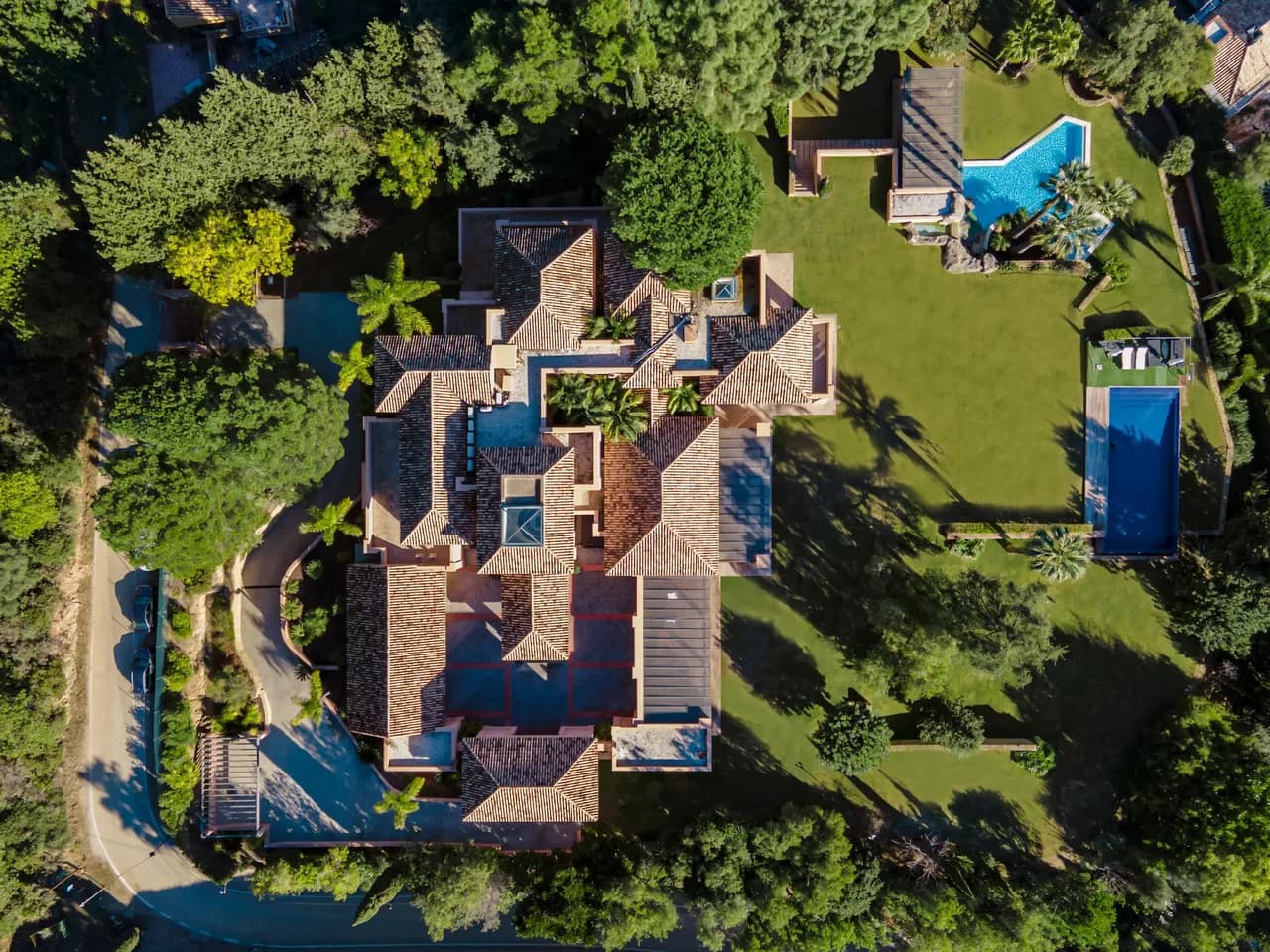 Spacious Six-Bedroom Villa in Marbella photo 2