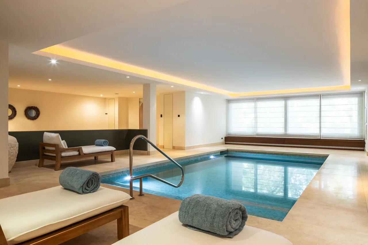 Spacious Six-Bedroom Villa in Marbella photo 3