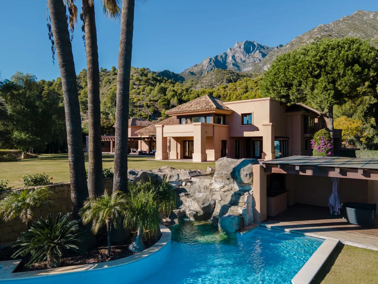 Spacious Six-Bedroom Villa in Marbella photo 5