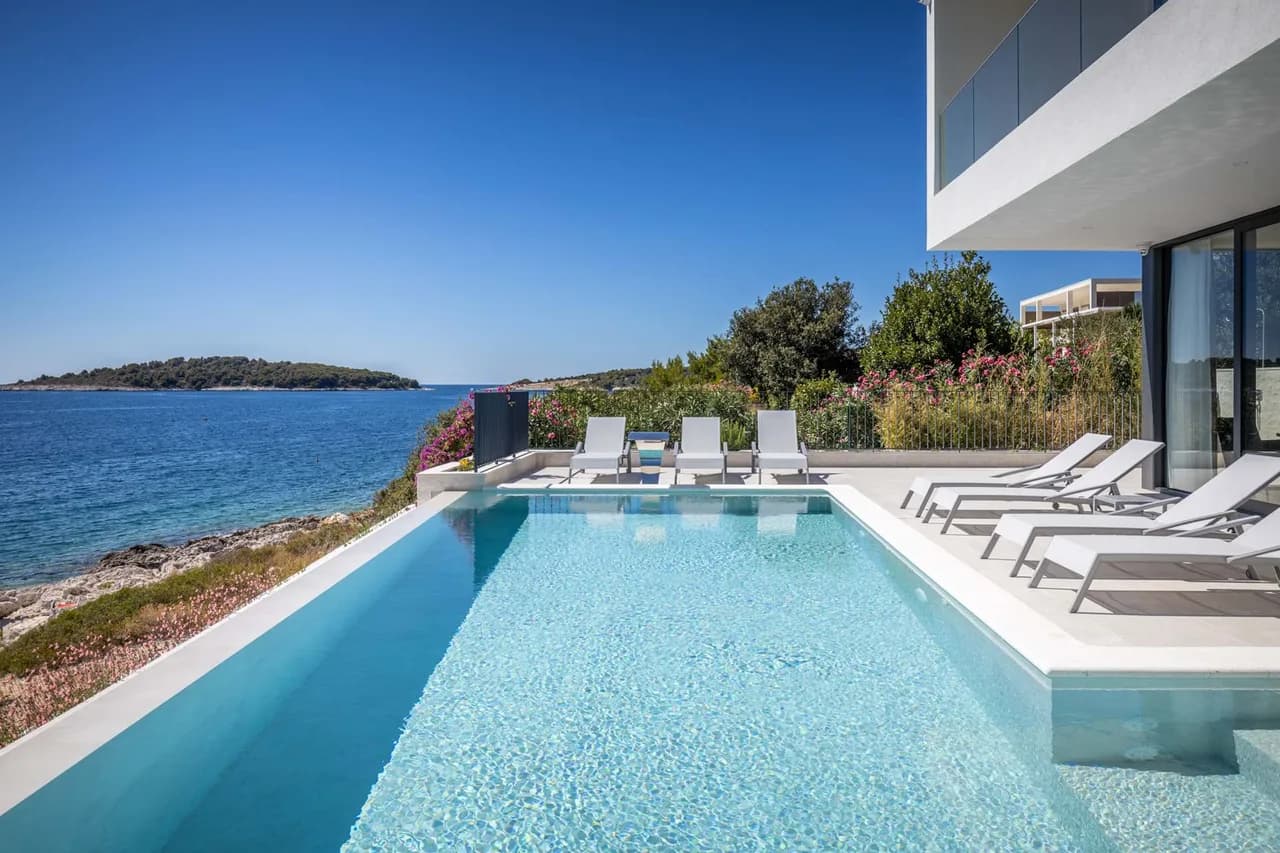 Miracle Seaside Luxury 5BR Beachfront Oasis