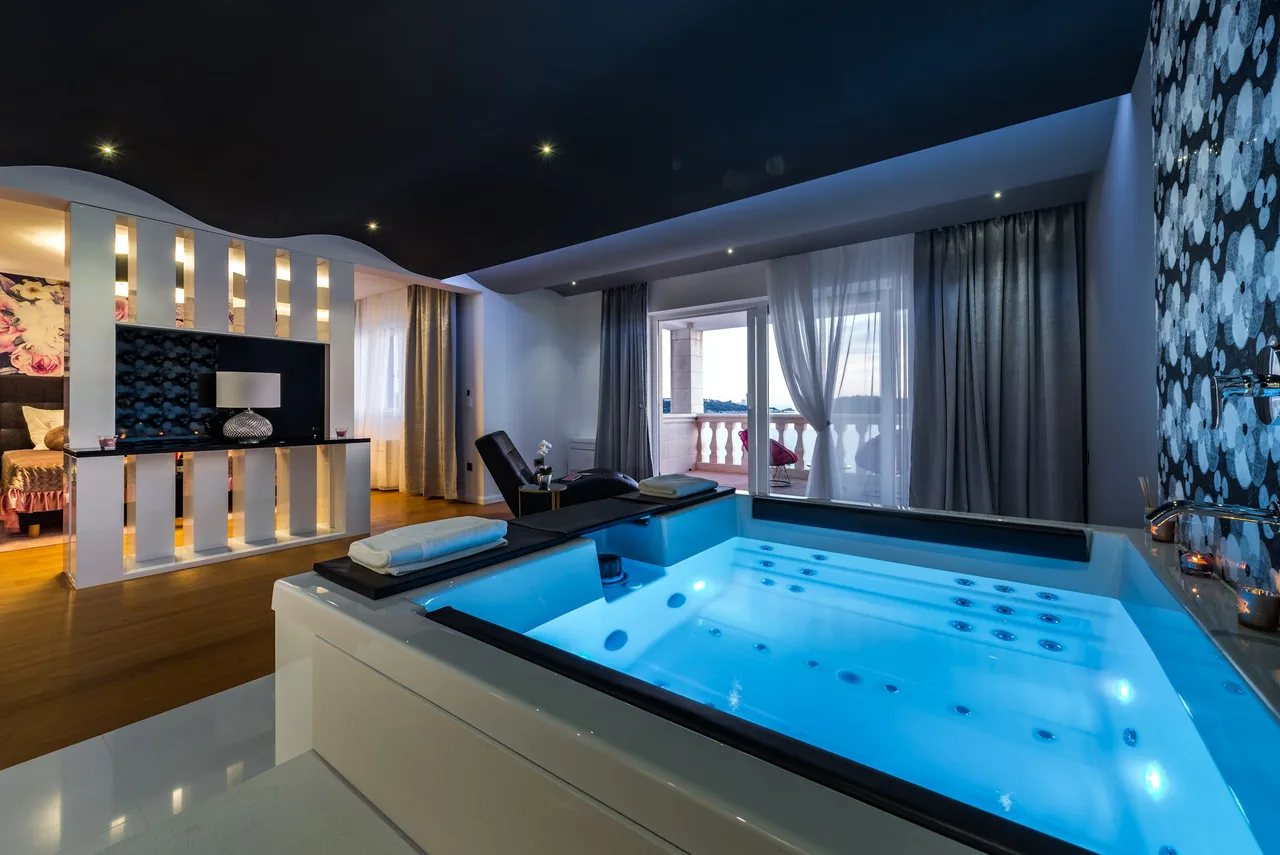 Lozica Luxurious Seafront Villa 5BR w/ Jacuzzi photo 3